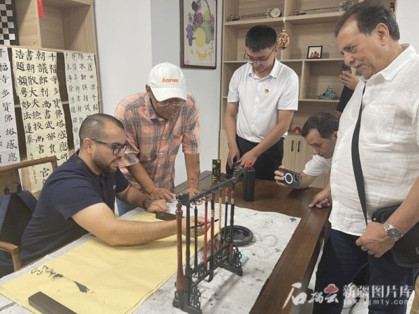 宝融配资 “我要把这份美好的记忆带回阿尔及利亚”——阿尔及利亚媒体学者代表团参访新疆